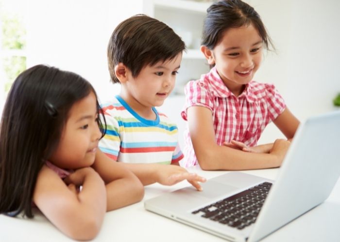 Thiết bị thông minh và mạng internet là kênh học rất đa dạng cho trẻ nhỏ